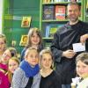 (rt) Deutschunterricht in der Buchhandlung: Die 5. Klassen des Münsterschwarzacher Egbert-Gymnasiums besuchten zum Welttag des Buches den Laden des Klosters. Bruder Samuel Paulus erläuterte, warum der 23. April für den Welttag gewählt wurde. Es ist der Sterbetag von Shakespeare und Cervantes. Des Weiteren informierte er über die Buchpreisbindung. Sie führt dazu, dass in jedem Buchladen die Bücher zum selben Preis angeboten werden. So soll das Überleben von kleinen Buchhandlungen gesichert werden. Außerdem kam zur Sprache, was bei der Buchbestellung zu beachten ist. Das Gute an Büchern sei, dass nur sieben Prozent Mehrwertsteuer gezahlt werden müssen, weil der Staat die Bildung fördern will. Schließlich diskutierten die Schüler über das E-Book. Einerseits sind diese praktisch, weil sie auf Reisen weniger Platz brauchen. Viele Leser vermissen aber das Gefühl, ein Buch in der Hand zu halten. Dieses Erlebnis hatten die Kinder am Ende des Besuchs: Jeder Schüler erhielt ein Buchgeschenk, und zwar ,,Die Jagd nach dem Leuchtkristall“, teilt Niklas Baier vom Egbert-Gymnasium mit.
