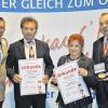 (mia)   „Wer nicht leidenschaftlich ist, kann nie exzellent sein“, zitierte Georg Schlagbauer, Landesinnungsmeister des Fleischerverbandes Bayern, den Musikproduzenten Tim Renner. Dass die bayerischen Innungsmetzger diese Leidenschaft besitzen, zeigte sich bei der Ehrung der erfolgreichen Teilnehmer der 32. f-Qualitätsprüfung des Fleischerverbandes Bayern, heißt es in einer Pressemitteilung. Unter diesen war auch Metzgerei Martin (Würzburg), Reinhard Götz und Ehefrau Marianne aus Binsbach. Sie wurden ausgezeichnet für die Produkte Mettwurst und Fränkischer weißer Presssack. Heinrich Traublinger, Präsident des Bayerischen Handwerkstages, und Georg Schlagbauer gratulierten persönlich zum Erfolg. im Bild von links BHT- Präsident Heinrich Traublinger, Metzgermeister Reinhard Götz mit Ehefrau Marianne und Landesinnungsmeister Georg Schlagbauer.