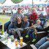 Entspanntes Plätzchen für die Familie auf Gartenmöbeln Entspanntes Plätzchen für die Familie auf Gartenmöbeln