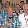 Die Sieger der Kegel-Stadtmeisterschaft (Herren-Mannschaften): vorne der siegreiche Mittwochsclub mit (von rechts) Marco Willim, Hans Brückner, Thomas Schirmer und Nikolas Baumann. Dahinter das Team Fall Um mit (von links) Guido Pechtold, Peter Fetz, Alexander Hepp und Gerd Scheller, sowie die drittplatzierte Eintracht mit (weiter von links) Sebastian Giebfried, Günter Sieber, Jürgen Hellfeier und Alfred Kettenburg.