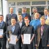 Freisprechung bei der Metall-Innung Mainfranken-Mitte (von links vorne): Bernd Bratek (Leiter des Bildungszentrums Würzburg), Thomas Plume, Michael Servatius, Florian Fragner, Marcel-Andre Martin, Obermeister Detlef Lurz. Mittlere Reihe von links: Walter Heußlein, Philipp Mennel, Artur Wiesner, Dagmar Beck-Ruf (Leiterin der Berufsschule Main-Spessart). Hintere Reihe: Thomas Lurz, Edwin Gernert, Otmar Endrich (beide Mitglied des Prüfungsausschusses) und Uwe Tutschku (Leiter der Franz-Oberthür-Schule).