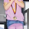 Noch ungewohnt: Die fünfjährige Paula Schwarzmann war die Jüngste bei den Bezirksmeisterschaften der unterfränkischen Rettungsschwimmer und stand schon auf dem Siegertreppchen.
