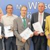 20 Jahre Engagement: IHK-Präsident Dieter Pfister (links) und stellvertretender IHK-Hauptgeschäftsführer Jürgen Bode (rechts) mit den Goldnadelträgern aus dem Landkreis Kitzingen.