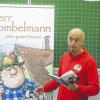 Der Autor und sein Geschöpf: Wolfgang Lambrecht bindet die kleinen Zuhörer in seine Geschichten ein und nimmt sie mit auf eine Fantasiereise durch die Welt des Herrn Bombelmann.