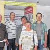 (che)Eine Plattform für einheimische Unternehmen bietet das Landratsamt Rhön-Grabfeld in seinem Foyer. Dort dürfen Firmen ihre Produkte präsentieren und sich vorstellen. So wie jetzt Andreas Wirsing aus Wülfershausen. Mit seinem Akustik-Tunnel verblüffte er nicht nur Landrat Thomas Habermann sondern auch andere Gäste, die zur Ausstellung der Firma Holzbau Andreas Wirsing kamen. Der Tunnel zeigt eindrucksvoll Weise wie durch schalldämmende Flächen angenehme Kommunikation gestaltet werden kann.Nicht nur Schalldämmung wird von Andreas Wirsing angeboten. Seine Holzbaufirma in Wülfershausen bietet vor allem energetische Sanierung, Innenausbau, Holzhäuser, Dachstühle, Aufstockungen und Akustikdecken. Wert legt Andreas Wirsing auf die Feststellung, dass er nur ökologische Baustoffe verwendet. Wirsing ist gelernter Schreiner und Zimmerer und hat lange bei Ökohaus Kandl gearbeitet bis er sich selbstständig machte. Besonders freute sich Wülfershausens Bürgermeister Peter Schön über die Anmietung eines leerstehenden Betriebs im Altort durch Wirsing. Derzeit besteht die Firma Holzbau Andreas Wirsing nur aus einem Mitarbeiter, ihm selbst. Da die Auftragslage besser wird, könnte es sein, dass er bald jemanden einstellt, erklärte der Jungunternehmer. Die Firma findet man in der St.-Vitus-Straße 5 in Wülfershausen  (01 73) 69 76 247. Im Bild von links Landrat Thomas Habermann, Otto Jahrsdörfer, Andreas Kandl, Hildegard Wirsing, Andreas Wirsing und Peter Schön.