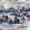 (rt)   Nachwuchsgeographen und Geologen des Steigerwald-Landschulheims (LSH) Wiesentheid machen sich alljährlich auf, um im Nördlinger Ries Schulbuchinhalte erlebbar zu machen. Jetzt waren erstmals nicht nur die 5. Klassen, sondern auch zwei Geologiekurse der 11. Klasse beteiligt. Unter Leitung von Ulrike Sandmeyer-Haus erfuhren die Schüler, betreut von fünf Lehrern, welches Erbe der ein Kilometer große Riesmeteorit bis heute hinterlassen hat, der vor zirka 15 Millionen Jahren bei Nördlingen einschlug. Die 5. Klassen besuchten zunächst eine Führung im Rieskratermuseum Nördlingen und stiegen dann auf den Kirchturm der St.-Georgkirche, wo sie der Türmer begrüßt hat und von wo sie auch einen Rundblick auf den Ries-Rand genossen. Die Geologiekurse der Oberstufe erhielten in zwei ehemaligen Steinbrüchen einen Einblick in praktisches geologisches Arbeiten. Zum Abschluss des anschaulichen Programms trafen sich beide Schülergruppen am Steinbruch „Alte Bürg“, wo die Oberstufenschüler die Gelegenheit hatten, ihr Wissen an ihre jüngeren Mitschüler weiterzugeben. Beide Schülergruppen profitierten von dieser Form des „Lernens durch Lehren“, teilt das LSH mit: Die Oberstufenschüler verfestigten und testeten ihr noch frisches Wissen, die 5. Klassen genossen die Aufmerksamkeit der „Großen“ in überschaubaren Gruppen, konnten aber ebenfalls bereits fundiertes Grundwissen zum Thema einbringen.