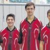 (gz)   Durch ein 8:0 im letzten Saisonspiel gegen Kirchheim sicherte sich die erste Tischtennis-Jugendmannschaft der TG Veitshöchheim die Meisterschaft in der 1. Kreisliga. Über diesen Erfolg freuen sich mit ihrem Trainer Reinhold Fella (links) und Abteilungsleiter Jürgen Müller (rechts) die Spieler (von links) Patrick Matzat, Sebastian Barzyz, Lukas Pichler und Jannik Arnegger.