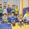 Zeigen ihre Konstruktionen: Die Kinder der Projektgruppe mit Erzieherin Andrea Wirsing.Foto: Björn Hein