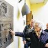 Ein Standort für die Gedenktafel war schwer zu finden: An den am 16. März zerstörten Hof zum Probst Gerlach wird jetzt im Eingangsbereich des Franziskanerminoritenklosters erinnert. Stifterin Maria Fischer-Flach mit dem Künstler Herbert Holzheimer und Guardian Josef Bodensteiner vor der Bronzetafel. THOMAS OBERMEIER