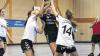 (aj)   Es war einmal mehr ein packendes Derby und beste Werbung für den Handballsport, was die weiblichen B-Jugend-Handballerinnen der TSG Estenfeld und der DJK Waldbüttelbrunn beim Aufeinandertreffen in der Landesliga Nord zeigten. Nach dem 11:13 im Hinspiel traten die Gäste aus Waldbüttelbrunn diesmal sehr selbstbewusst, spielsicher und wendig auf. Die Estenfelderinnen fanden dagegen schwer in die Partie, liefen schnell einem Rückstand hinterher. Mit einem 7:11 ging es in die Pause, aus der die Mannschaft von Estenfelds Trainerin Ute Deckert dann aber wacher und konsequenter in der Deckung und beweglicher im Angriff herauskam. Bis auf 12:13 konnte das Heim-Team aufschließen. Doch die DJK-Mädels unter dem Trainerduo Peter Häußler und Birgt Meßmer machten weiter Tempo und Druck – und rissen damit wiederholt Lücken in die TSG-Deckung. Beim Stand von 14:16 zehn Minuten vor Spielende verpassten die Waldbüttelbrunnerinnen eine Vorentscheidung, während das Estenfelder Team – wie das ganze Spiel über – nicht aufgab und sich mit großer Moral und Kampfgeist bis auf ein 16:16-Unentschieden heranspielte. In hektischen Schlussminuten lieferten sich die beiden Teams in der zweithöchsten bayerischen Jugendklasse erneut einen Handballkrimi, der eigentlich keinen Verlierer verdient hatte. Den entscheidenden Treffer (17:16) setzten die Deckert-Schützlinge zu einem umjubelten Heimsieg für die TSG Estenfeld und einer bitteren Niederlage für starke Gäste aus Waldbüttelbrunn. Rund 100 begeisterte Zuschauer feierten beide Teams mit großem Applaus. Ein Spiel vor Saisonende steht Estenfeld damit weiter auf Landesliga-Rang vier, Waldbüttelbrunn auf sieben. Unser Bild zeigt die Estenfelderin Rosalie Deckert (schwarz) umringt von den Waldbüttelbrunnerinnen (von rechts) Luisa Storm, Julia Kosel und Kim Meßmer.