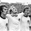 Erschöpfter Weltmeister: Uli Hoeneß zwischen Rainer Bonhof (links) und „Katsche“ Schwarzenbeck nach dem Gewinn des WM-Titels 1974.