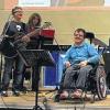 Gelebte Inklusion: Die Band Mosaik – mit Musikerin Steffi List (links) und Sänger und Rollstuhlfahrer Christian Schmitt (rechts) – trat beim Fischessen der Rottendorfer SPD auf.