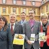 Leichter leben: Die Förderer und Macher haben sich im Hof des Bürgerspitals zum Gruppenbild gestellt. Das Foto zeiht (von links) Heiko Böhm (Markt-Café tegut), Gerti Gundel (Pfannen), Apotheker Helmut Strohmeier, Schirmherr Oliver Jörg, Dr. Michael Schwab (Bürgerspital), Uschi Strohmeier sowie Ursula und Lothar Skowronek (Müller-Bäck).