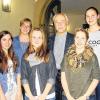 Erforschen die Städtepartnerschaften: Das Projekt einer „Verjüngungskur für die Kitzinger Partnerschaften“ stellten Schülerinnen des Armin-Knab-Gymnasiums beim Freundeskreis der Partnerstädte Kitzingen vor (von links): Angelika Soldan, Oberstudienrätin Antje Pöllot, Hanna Gückel, Sabine Penka, Vorsitzender Bernd Moser und Luisa Moser.