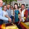 Geburtstagskuchen in den deutsch-italienischen Farben (von links): Bürgermeister Helmut Krämer, Vize-Bürgermeisterin Andreina Levorato mit Mario Bitzek, Giulia Menin, Kira Schmitz und Gian Luca Volpe von der beiden Partnerschaftsvereinen in Giebelstadt und Pianiga.