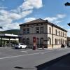 Der Lohrer Seniorenbeirat könnte sich vorstellen, dass die Stadt Lohr im ehemaligen Bahnpostgebäude (rechts) ein öffentliches WC einrichtet oder als Übergangslösung erst einmal eine "nette Toilette".