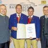 „Ausgezeichnete Bayerische Küche“: Der „Brunnenhof“ in Handthal ist der erste und bislang einzige Gastronomiebetrieb im Landkreis Schweinfurt, der bislang alle drei möglichen Klassifizierungs-Rauten zugesprochen bekommen hat. Das Bild zeigt bei der jüngsten Preisverleihung in München (von links): DEHOGA-Präsident Ulrich N. Brandl, Thomas Sauerbrey und Christian Hemmert vom Brunnenhof, sowie Ministerialdirigent Eckbert Dauer aus dem bayerischen Landwirtschaftsministerium.