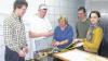 Die „Ausgezogenen“: Das Bild zeigt von links Bäckermeister Joachim Lenhardt, Bäcker Matthias Kleinhenz sowie Hanni Klemm, Vorsitzender Markus Henneberger und Bianca Hippeli, die sich von den Bäckern Hilfestellung bei der Umsetzung des althergebrachten Rezepts haben geben lassen.