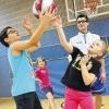 Sprungball zum Anpfiff: Übungsleiter Thomas Kurth wirft den Ball zwischen den Gegenspielern hoch. Seit Oktober kommt der Basketballtrainer einmal pro Woche in die Grundschule Arnstein.