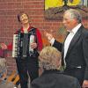 Unterhaltsam: Siegbert Fuchs (rechts im Bild) moderierte den Gedächtnisabend für den Sommerhäuser Mundartdichter Helmut-Maximilian Krieger. Die Gedichte trug Altbürgermeister Gerhard Oehler vor. Für die Musik sorgte Monika Maurer aus Frankfurt am Main.