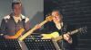 Lieblingssongs: OB-Kandidat Muchtar Al Ghusain mit Bassist Achim Bierbauer auf der Bühne im Café „Wunschlos Glücklich“.