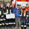 (gk)   Nach der gemeinsamen Übung der der Jugendfeuerwehren Ergersheim, Herbolzheim und Uffenheim in Uffenheim hatte Thomas Gackstatter von der Firma Metallbau Uffenheim noch eine Überraschung: Er überreichte den Jugendwarten Franz Luckert (Uffenheim), Markus Reiner (Ergersheim) und Matthias Düll (Herbolzheim) einen Scheck über 1500 Euro. Jede der drei Jugendwehren erhält so von Gackstatter, der in Neuherberg wohnt und auch das „Brandobjekt“ für die Übung organisiert hatte, 500 Euro.
