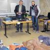 Das reinste Warenlager: Die Polizeibeamten Roland Merz und Tobias Rost präsentieren die Beute des gefassten Diebestrios.