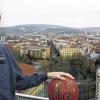 Über den Dächern der Stadt: Stefan Koch, hier auf der Dachterrasse des Würzburger „GHOTEL“ in der Schweinfurter Straße, ist seit zehn Wochen Trainer der s. Oliver Baskets, die er in den verbleibenden 17 Partien vor dem Gang in die Zweite Liga bewahren will.