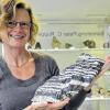 Gestreift: Dorothée Kleinschrot mit einem Bändererz aus der Sammlung Ruppert.