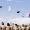Und alle zugleich: Beim Fototermin auf dem Sportplatz flogen die Tops der Fußballerinnen vom TSV Frickenhausen in die Luft. Die Bilder sind in einem Kalender zu sehen, den die Vereinsmitglieder zur Mitfinanzierung ihres Sportheims unter die Leute brachten.