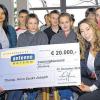 (gmv)   Überraschenden Besuch hatte das Therapeutische Heim Sankt Joseph im SkF in der Wilhelm-Dahl-Straße 19 in der Zellerau Ende 2013 von Felicitas Hönes (Zweite von rechts), Geschäftsführerin der „Stiftung Antenne Bayern hilft“ und Clown Lupino (rechts) bekommen. Neben einer Zaubershow für die Kinder und Jugendlichen der Einrichtung hatte der Clown einen Scheck im Wert von 20 000 Euro im Gepäck. Die „Stiftung Antenne Bayern hilft“ unterstützt damit das Heim im Rahmen der Generalsanierung. Laut Einrichtungsleiter Norbert Beck (links) wird das gespendete Geld für die Neugestaltung des Außengeländes eingesetzt. Mit im Bild: Kindern und Jugendliche aus dem Therapeutischen Heim Sankt Joseph im SkF Würzburg.