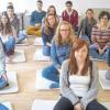 (rt)  Die 10 ab des Kitzinger Armin-Knab-Gymnasiums hat das Buddhistische Zentrum in Würzburg besucht, nachdem sich die Klasse im Religionsunterricht mit dem Buddhismus befasst hatte. So wollte man laut Pressemitteilung erforschen, wie Buddhisten in Deutschland leben. Pressesprecherin Beatrix Thier erläuterte ihnen Wissenswertes zu den Buddha-Figuren: Die dicke Darstellung stamme aus China und symbolisiere Wohlstand. In Tibet werde dagegen ein schlanker Buddha, der nicht so prunkvoll dargestellt wird, angebetet. Anschließend nahmen die Gymnasiasten an einer Meditation teil, bei der sie sich im kreuzbeinigen Sitz versammelten. Dazu schreibt die Lehrerin Sabine Köse: „Auch wenn die Meditation und der Text für uns zuerst etwas fremd erschien, konnten wir dennoch alle sehr ruhig werden und uns entspannen.“