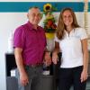 Bürgermeister Horst Reuther und Linda Schneider bei der Neueröffnung ihrer Physiotherapie-Praxis in Albertshofen.