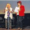 Brigitte Eichner (rechts), Präsidentin des Bundesverbands für Osteoporose, zeichnete Elfriede Többe aus Gemünden aus.
