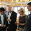 Der Abgeordnete Bernd Rützel erklärt Jürgen Dusel, Behindertenbeauftragter der Bundesregierung (links), in der Kerzenwerkstatt in Hohenroth, was ein Rienecker Göikel ist. Mit dabei SOS-Dorf-Bereichsleiter Marcus Lux (rechts) und die stellvertretende SPD-Kreisvorsitzende Pamela Nembach.