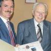 Dr. Gerhard Egert (hier bei der Verleitung der Ehenbürgerwürde in Volkach 2008 mit Bürgermeister Peter Kornell) ist im Alter von 87 Jahren gestorben.