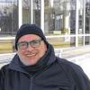 Markenzeichen grüne Brille: Gerhard Haase-Hindenberg auf der Außentreppe des Theaters.
