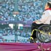 (pm)   Birgit Kober ist eine der bekanntesten deutschen Sportlerinnen mit Behinderung. 2012 holte sie in London bei den Paralympics zwei Goldmedaillen. Zu diesem Erfolg gehört jedoch auch eine lange Krankengeschichte. Kober spricht an diesem Donnerstag an der Uni Würzburg über die Kraft des Willens: „Aufgeben gibt's nicht.“ Der Vortrag wird gemeinsam vom Lehrstuhl Sonderpädagogik II/Körperbehindertenpädagogik, der Kontakt- und Informationsstelle für Studierende mit Behinderung und chronischer Erkrankung (KIS) und dem Sportzentrum der Universität Würzburg veranstaltet. Die kostenfreie und öffentliche Veranstaltung beginnt um 18.30 Uhr im Hörsaal 2 der Uni am Wittelsbacherplatz. Als Kind griff die heute 42-Jährige erstmals zum Speer und feierte schnell erste Erfolge. Dann erkrankte sie jedoch an Epilepsie und konnte keinen Leistungssport mehr betreiben. Die körperlichen Einschränkungen hielten sich zu dem Zeitpunkt noch in Grenzen. 2007 ändert sich ihr Leben jedoch schlagartig: Ein Behandlungsfehler in einem Münchener Krankenhaus zieht weitreichende Konsequenzen nach sich. Die Ärzte verabreichen Kober die 25-fach erhöhte Dosis eines Epilepsie-Medikamentes, sie überlebt nur knapp. In der Folge kommt es zu einer Ataxie. Diese Erkrankung ist durch starke Bewegungs- und Koordinationsstörungen gekennzeichnet; die Studentin ist von da an auf einen Rollstuhl angewiesen. Vom Leben eines Sportstars ist Birgit Kobers Realität weit entfernt. Sie lebt in München in einer Zwei-Zimmer-Wohnung, die nicht einmal ein behindertengerechtes Bad hat. Zum Duschen fährt sie mit ihrem Rollstuhl in das benachbarte Fitnesscenter. Ihr Einkommen bestreitet sie durch Hartz-IV. Auch in dieser Zeit geht sie täglich trainieren. Nebenher trägt sie einen kräftezehrenden Rechtsstreit mit dem Klinikum Rechts der Isar um die Zahlung von Schmerzensgeld aus. Nach einer insgesamt sieben Jahre dauernden Auseinandersetzung stimmt sie 2013 einem Vergleich zu. „Ich habe mich dazu entschieden, es an diesem Punkt zu beenden. Ich möchte damit abschließen“, sagt Kober. Ihr nächstes sportliches Ziel sind die Paralympics 2016 in Rio de Janeiro. Und auch beruflich hat sie sich eine neue Perspektive eröffnet: Sie absolviert seit Herbst 2013 eine Ausbildung zur Heilpraktikerin.
