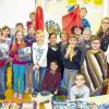 (mrl)   Am Dienstag besuchte Antonia Siegler die vierte Klasse der Grundschule Steinfeld. Sie war ein Jahr lang in Südamerika unterwegs und hat ein Schulprojekt zum Thema „Wie leben Kinder in ärmeren Ländern? – Straßenkinder“ erarbeitet. Dies stellte sie den Schülern im Religionsunterricht vor. Mit Fotos, Plakaten, landestypischer Kleidung und Gegenständen aus Peru erhielten die Kinder einen Einblick in das Leben ihrer Alterskollegen. Bei der Gegenüberstellung von ihrem Tagesablauf und dem von Carlos aus Peru stellten sie fest, dass es Gemeinsamkeiten (z.B. Freude am Fußballspielen) aber auch Unterschiede (Leben in einer Hütte) gibt. Die Steinfelder Kinder waren froh, dass sie nicht Geld verdienen müssen mit Schuheputzen.