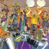 (ler)   Die „Guggenmusik Kreuzemer Quätschichgedöns“ sorgte beim 15. Guggenball in der Dreschhalle für Stimmung. Die musikalische Leitung hatte Holger Heitmann, der auch die vier Guggenmusik-Gäste vorstellte sowie die drei Tanzgruppen aus Lengfurt, Helmstadt und Bettingen. Sogar aus Aalen angereist war die Guggenmusik  „Kocher Fetza“, die zwar nur mit zwölf Mann erschienen war, aber ebenso lautstark wie die anderen ihre Trompeten und Posaunen hören ließ. Mit etwa 25 Frauen und Männer marschierten die „Ohrawusler“  aus Waiblingen ein und beschallten wirkungsvoll die Gäste. Die „Kinziggeister“ aus Erlensee bei Hanau begannen zur Überraschung der Zuhörer mit dem Triumphmarsch aus „Aida“. Großen Gefallen fand die Tanzgruppe der Lengfurterc „Schnagge“.  Die „Stobblhobläer“ aus Forst bei Bruchsal rückten gleich mit drei Helikons und sechs Posaunen an.  Es ist Tradition, dass die Gastgeber so einen Ball beschließen, und so zeigten die Kreuzwertheimer, dass sie in keiner Weise hinter den Gästen zurückstehen müssen.Foto: Hellmut Winkler