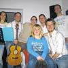 Party für guten Zweck: Bei Marcus Braun (rechts) und Dagmar Feser (links) war die Band „Famos“ zu Gast und spielte für die Station Regenbogen der Uniklinik. Die Band besteht aus Stephan Schmitt (zweiter von links), Conny Morath, Sebastian Landsleiter und und Tommy Kraft (vorne). Auf Sofie Tomiczek (vorne, sitzend), eine ehemalige Patientin der Krebsstation, war zu Gast.