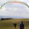 Von der Wasserkuppe hinunter ins Tal: Die Rhön lockt nicht nur Wanderer, sondern auch Paraglider in die Region.
