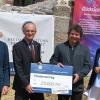 Unser Bild zeigt die symbolische Scheckübergabe der Deutschen Denkmalstiftung bei der Burgruine Raueneck mit (von links) DSD-Ortskurator Jörg Urban, Architekt Bernhard Joos, Landrat Wilhelm Schneider, Uwe Franke und Iris von Künßberg von Lotto Bayern sowie Architekt Jürgen Bergmann.