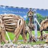 Treibholz-Kunst: Markus Schönrock aus Kleinochsenfurt mit Großskulpturen des indonesischen Künstlers Abul Ghofur, der die zufälligen Formen des Treibholzes zu realtistischen Abbildern zusammenfügt. Uschi Merten