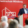 Bei dieser Baumaßnahme handelt es sich um eine Erweiterung der Feuerwehrschule Würzburg durch das Bayerische Staatsministerium des Innern, für Sport und Integration mit einer Bausumme von rund 12 Millionen Euro. Hier die Ansprache durch MdL Gerhard Eck.