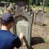 Scott Ragsdale am Grab von Rosa Neumann auf dem jüdischen Friedhof von Neustädtles. Scott Ragsdale am Grab von Rosa Neumann auf dem jüdischen Friedhof von Neustädtles.