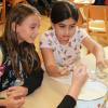 Schülerinnen der Grundschule Salz stellen Milchstein her. Diese Lerneinheit verdanken sie einer Kooperation mit dem Rhön-Gymnasium.