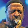 (dpa)   Der Jazzmusiker und Grammygewinner Yusef Lateef ist tot. Der Amerikaner starb nach Angaben seines Managements am Montag in seinem Haus in Massachusetts im Kreise seiner Familie offenbar an den Folgen von Prostatakrebs. Lateef wurde 93 Jahre alt. Er spielte vielerlei Blasinstrumente und dazu noch Instrumente, die er selbst erfunden hatte. Lateef experimentierte mit dem Jazz und fügte ihm traditionelle Elemente der arabischen Musik hinzu. So wurde er zu einem Pionier des Ethno-Jazz. Sein Geburtsname war William Emanuel Huddleston. Auf der Bühne trat er zunächst als Bill Evans auf, nach seinem Übertritt zum Islam als 30-Jähriger änderte er seinen Namen in Yusef Abdul Lateef. Er war stolz, an einer Pilgerfahrt nach Mekka teilgenommen zu haben, und brachte immer wieder Einflüsse seiner Nahostreisen in die Musik ein. Das galt auch für „Yusef Lateef's Little Symphony“, für das er 1988 einen Grammy als bestes New-Age-Album bekam.