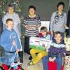 Weihnachtsfreude an der Mittelschule: Mit den Hauptgewinnern freuen sich (von links) der kommissarische Schulleiter Joachim Haid, Lehrerin Ute Hofmann, Heidrun Mauder von STATT-verwandt, Lehrerin Sabine Scharfenberger und der Leiter des Nicolhauses, Martin Bohn.