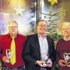 Pokale für die Besten: Die Jahressieger beim Skatklub Gerolzhofen 2000 sind von links nach rechts: Heinz Pohli (Vorsitzender), Günther Stecher (zweiter Platz), Harry Kögel (erster Platz), Ernst Gehring (dritter Platz) und der Schatzmeister des Vereins, Hendrik Michaelis.